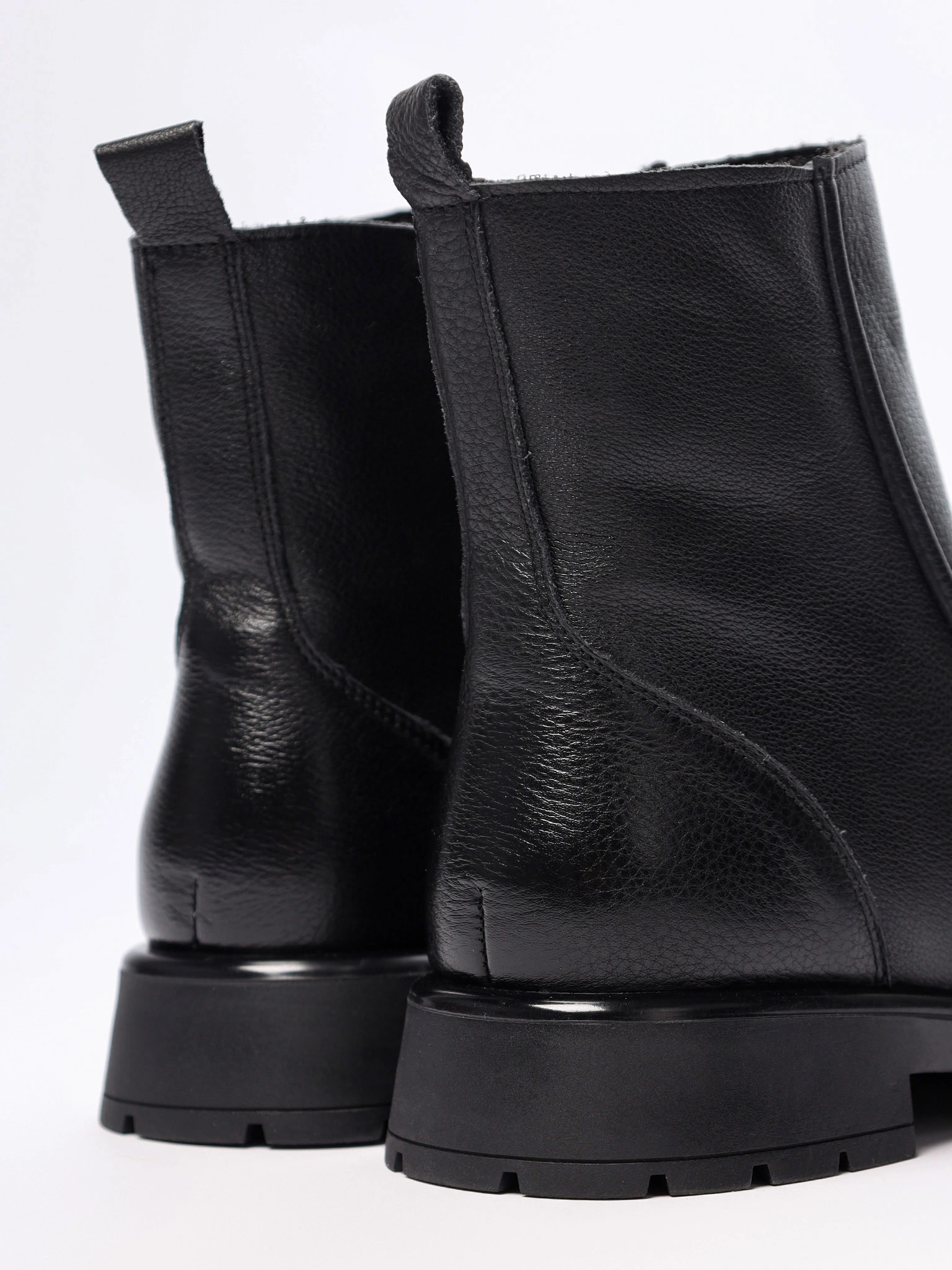 Ботинки черного цвета на рельефной подошве